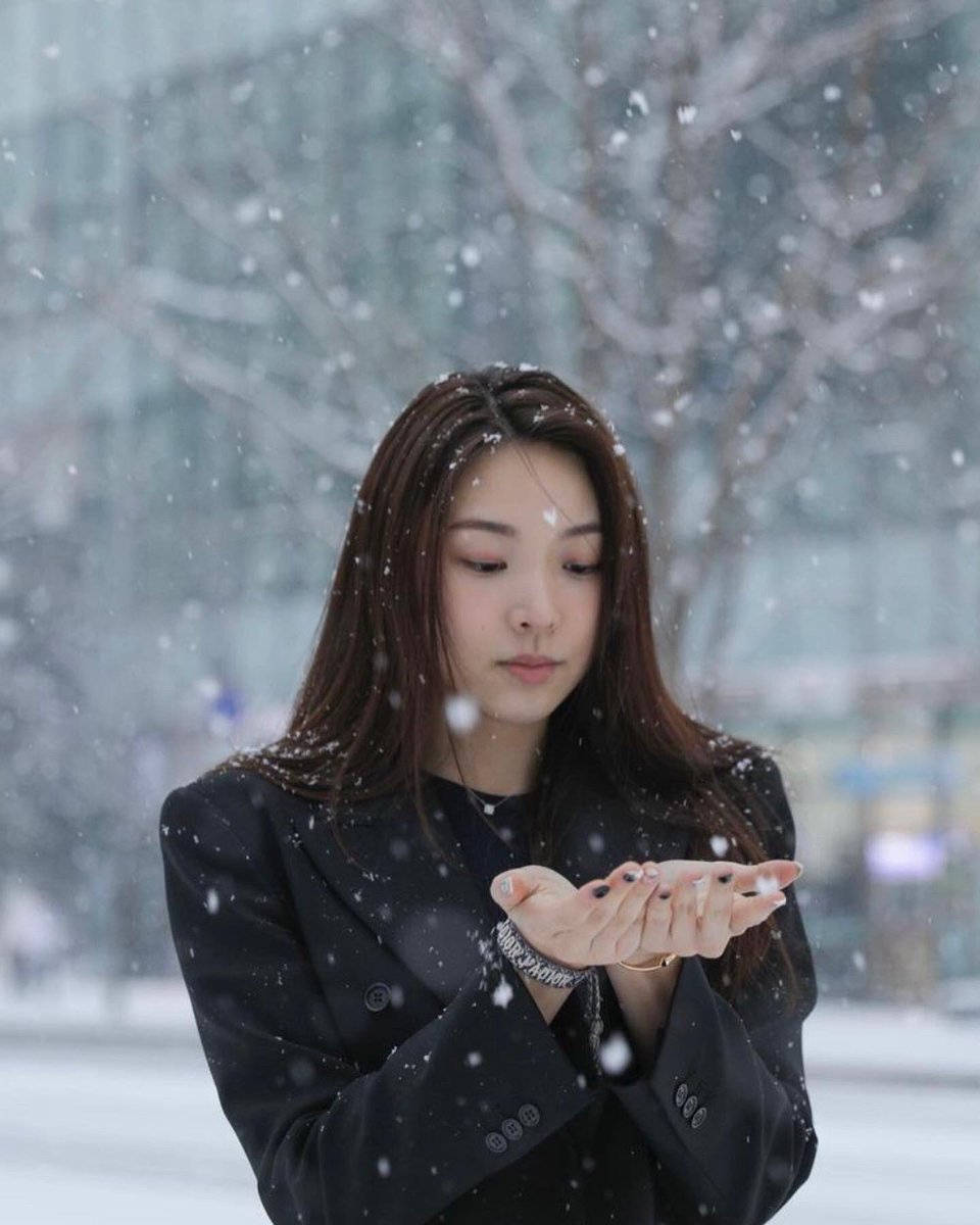 It’s beginning to feel a lot like Christmas🎄everywhere you go it’s freezing cold in Korea 🇰🇷 ❄️☃️