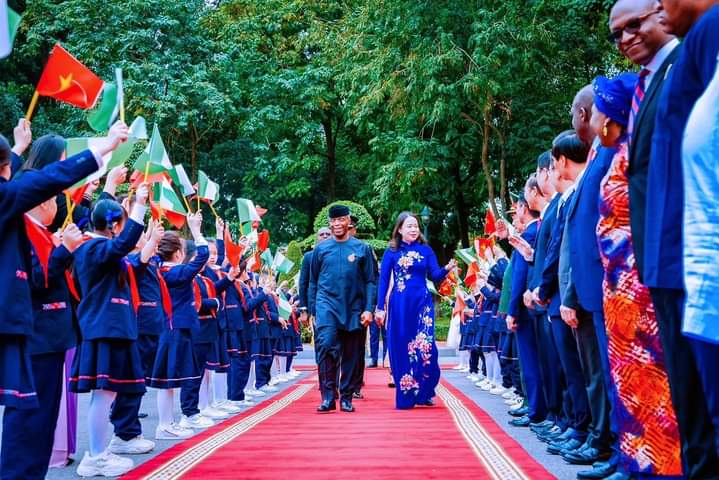 oyin_ng's tweet photo. OSINBAJO, VIETNAMESE VP, PRIME MINISTER ON HOW RELATIONSHIP BETWEEN NIGERIA, VIETNAM CAN YIELD BETTER BENEFITS

**VP attends State Banquet hosted by counterpart, holds bilateral talks with Vietnamese Prime Minister

**Both countries need more high-level engagements, leaders say https://t.co/2qUkMeQWue