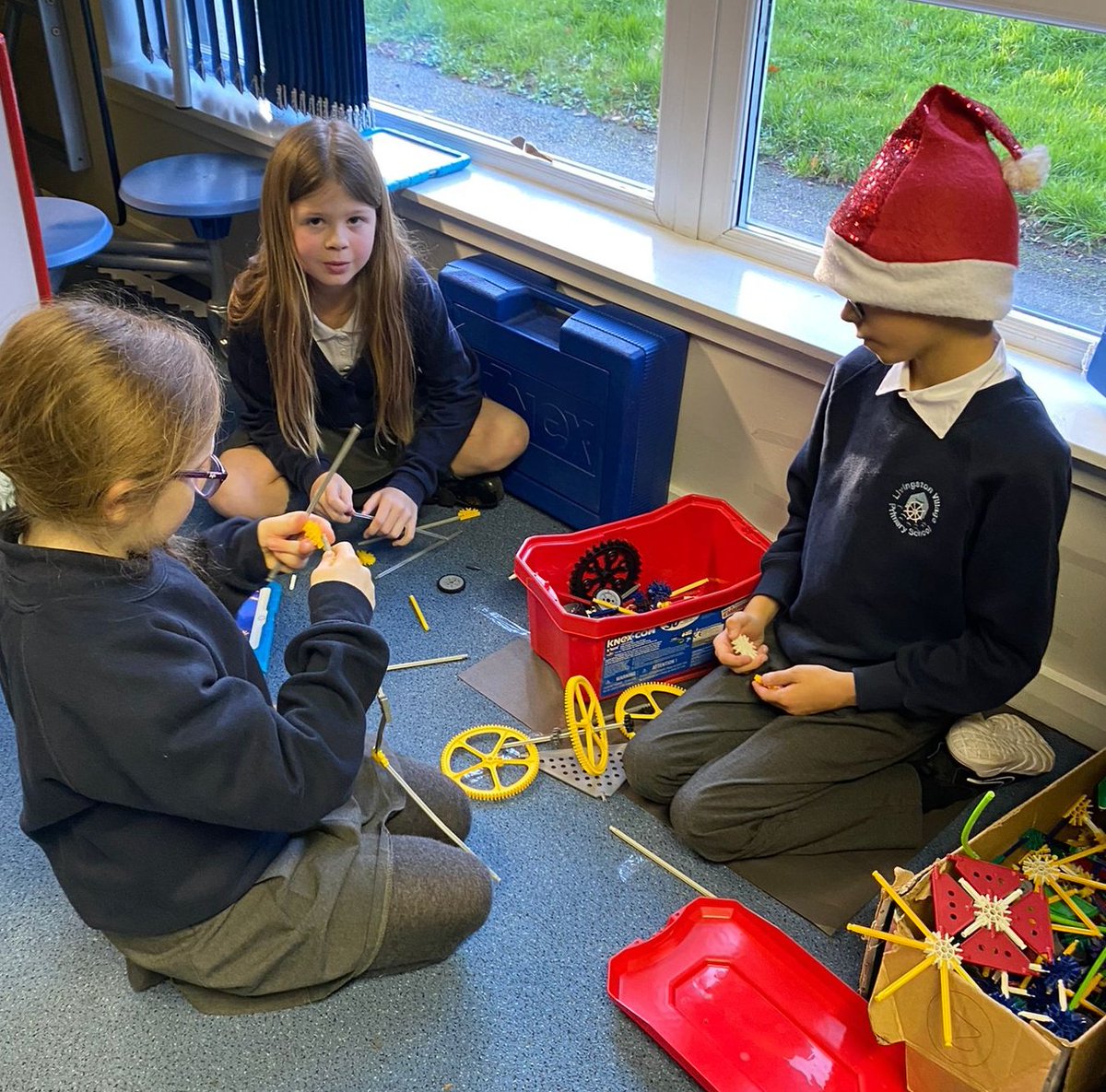 livivillagePS's tweet photo. P4 had a blast visiting Jurassic Park for some dinosaur STEM learning with our P7 YSLs #collaboration #leadership @YoungSTEMLeader @WL_Equity @WL_STEM https://t.co/Vg25a7EYZF