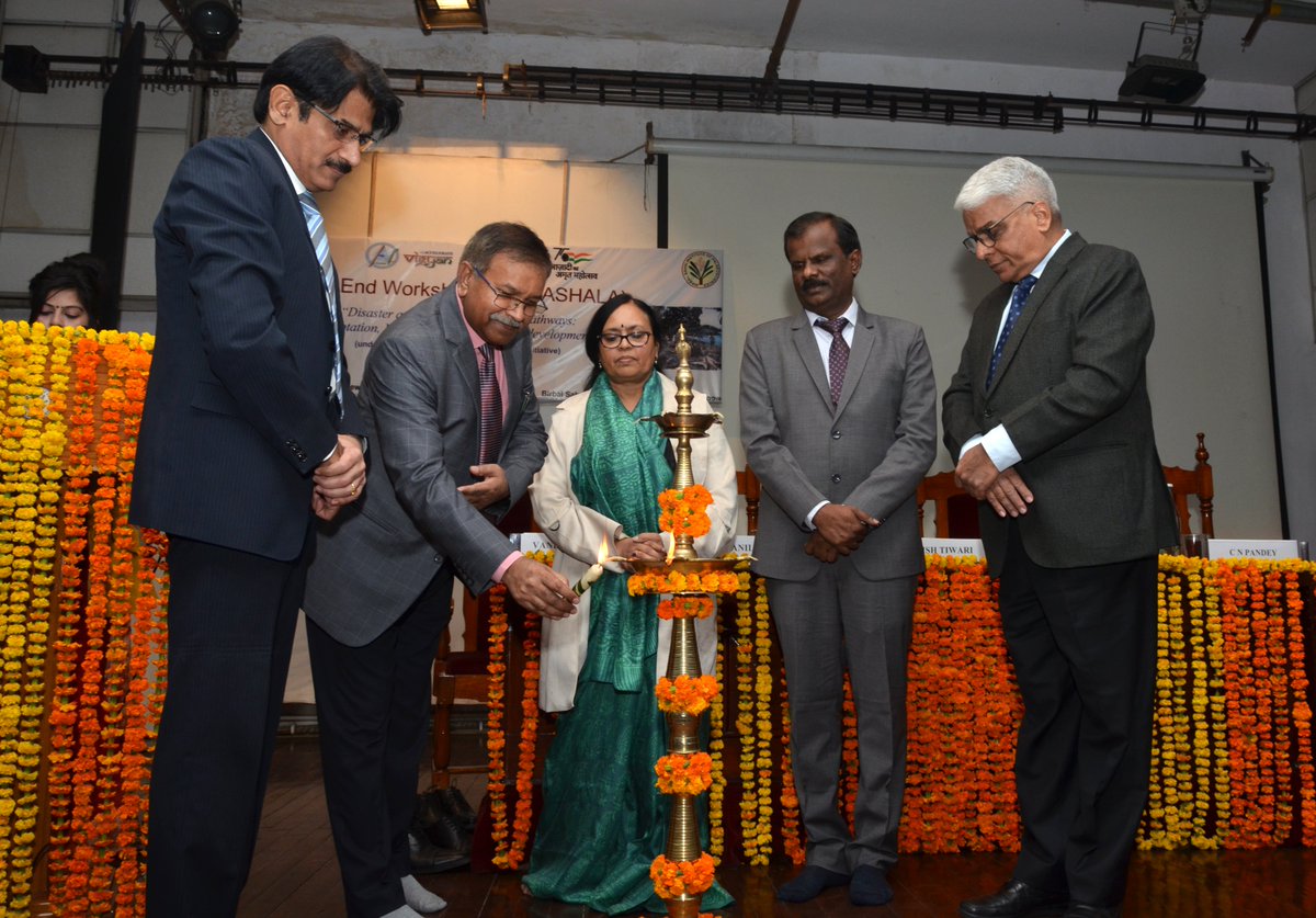 BSIP_official's tweet photo. The inaugural function of High End #Workshop- KARYASHALA “#Disaster and #Climate-Resilient Pathways: #Adaptation, #Mitigation and #Sustainable #development” organized at the #BSIP, on 7th Dec 2022 #AccelerateVigyan
@IndiaDST @serbonline @AccelerateVgyan @srivaric https://t.co/ic0s7husvv