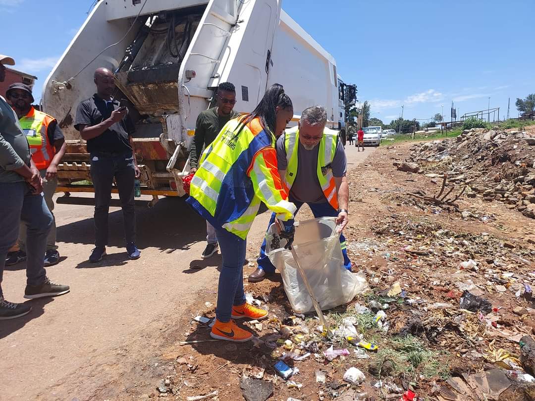 DAGauteng's tweet photo. The City of Johannesburg Mayor, Dr @mphophalatse1 is at Coronationville with MMC Cllr @LeahK28 to assess illegal dumping in the area and engage the local residents on issues they are faced with. #GoldenConnection https://t.co/Tm0hvzbeww