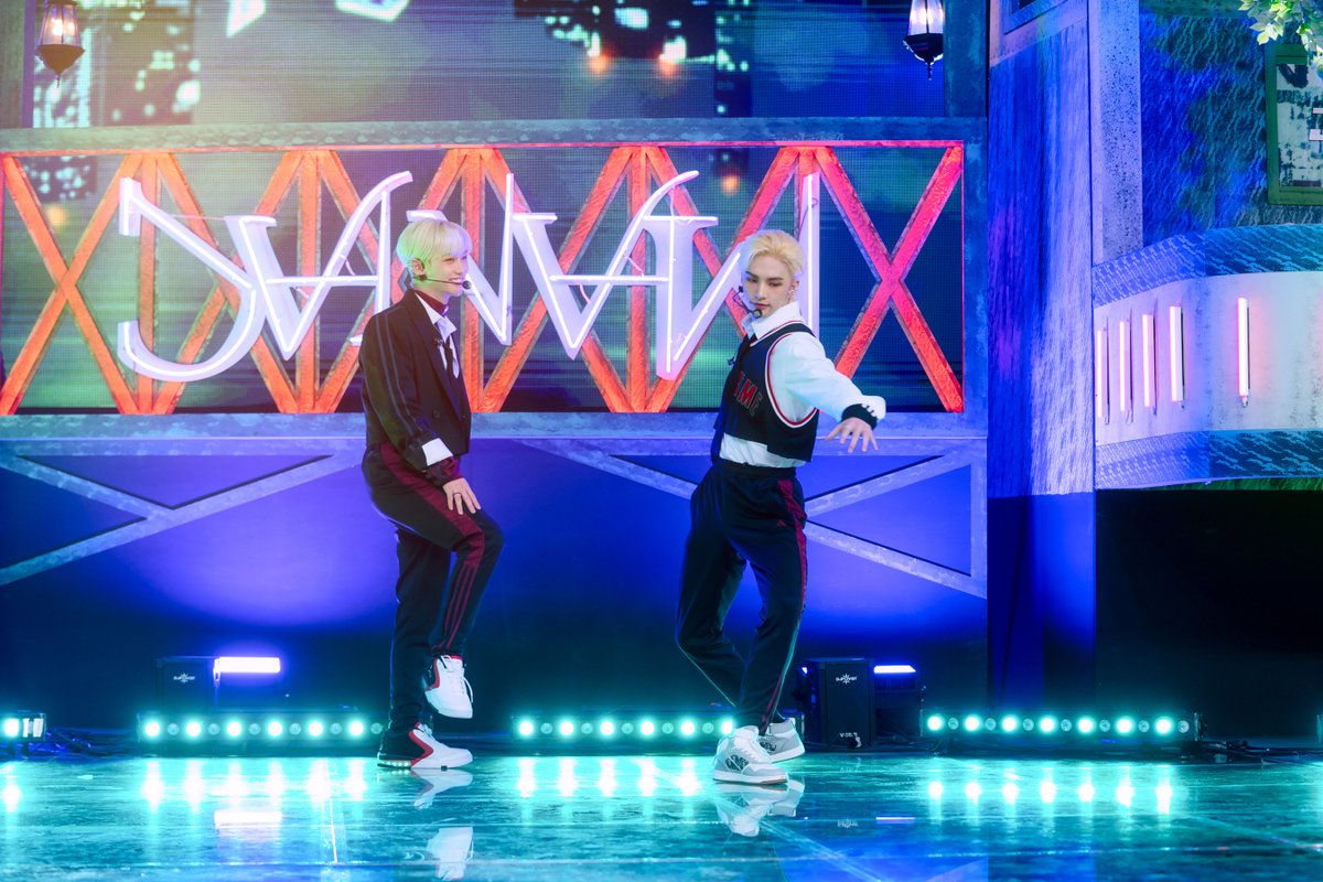 asinistrality's tweet photo. Bringing back hyunlix 220403 Maniac Inkigayo moments [an important thread]💙🤍 https://t.co/YsdwL04IPQ