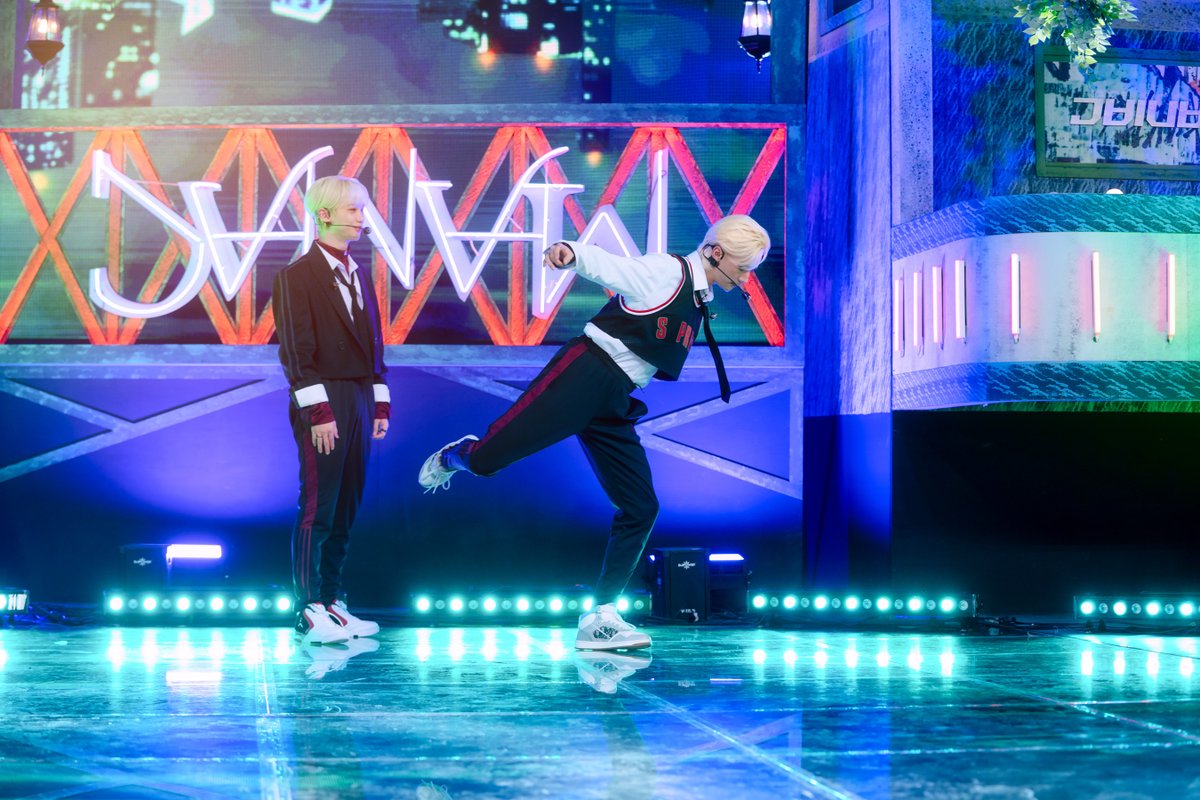 asinistrality's tweet photo. Bringing back hyunlix 220403 Maniac Inkigayo moments [an important thread]💙🤍 https://t.co/YsdwL04IPQ