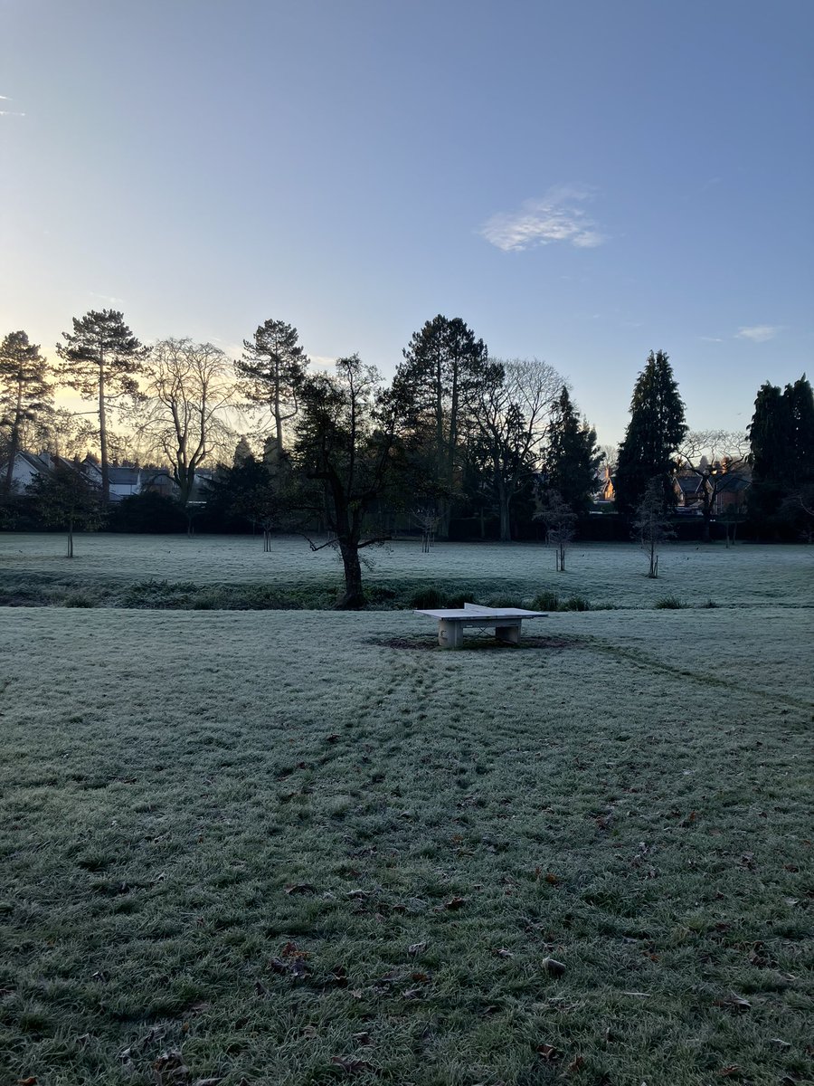 AuntyEmesis's tweet photo. Commitment or madness?! #RU2C #icy #didntfall #bloodycold #halfwaygoal @WeAreRunThings @runup2christmas https://t.co/8H1WzkXtru