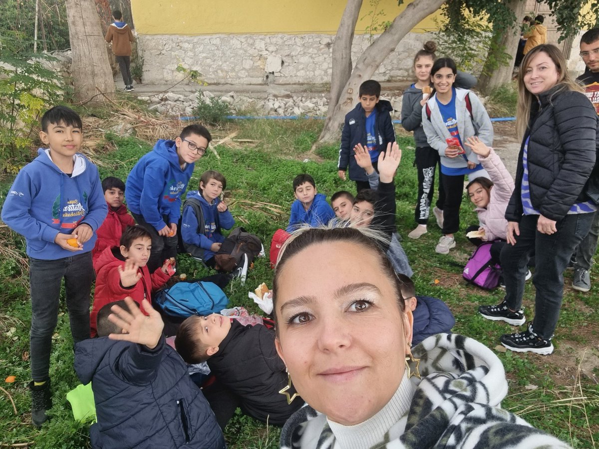 fulyalp's tweet photo. Kapanan köy okullarının tarıma elverişli sahalarını tarim okulu kapsamında öğrencilerimiz ile hayata kazandırıyoruz teşekkürler Silifke Atatürk ortaokulu öğrenci ve öğretmenleri 🥰🥰 https://t.co/8NMfDot01n