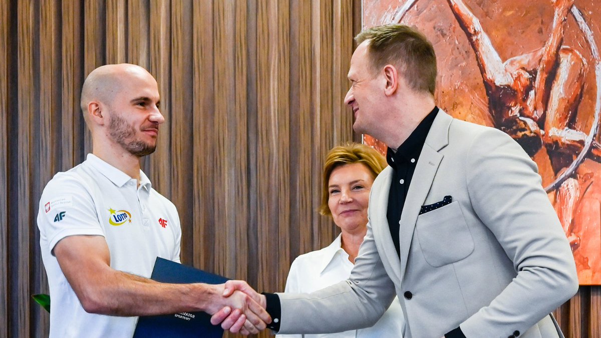CieslikOlgierd's tweet photo. Jest mi bardzo miło poinformować, że do grona Ambasadorów @totalizator_sp dołączyła Natalia Maliszewska i Piotr Michalski. Jestem przekonany, że w najbliższym czasie będziemy świadkami kumulacji wielkich osiągnięć sportowych! 
#WygrywamyRazem
@NMaliszewska @Mic_Piotr https://t.co/8rCCqvWjdH