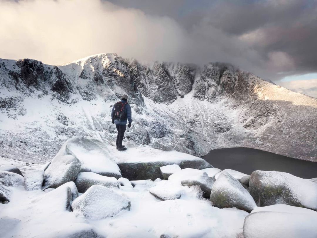 It's turning cold so intrepid climbers can access wintery views like this at Lochnagar in the Cairngorms National Park.

📸 instagram.com/martinbennieph…

Via @visitabdn 
#winterABDN #visitABDN #beautifulABDN #visitScotland