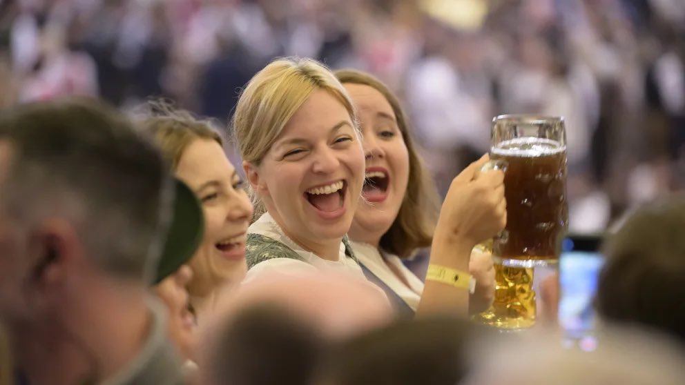 ottjpeg's tweet photo. @KathaSchulze Leider ist die Ampel grün. https://t.co/d9uW4plHQo