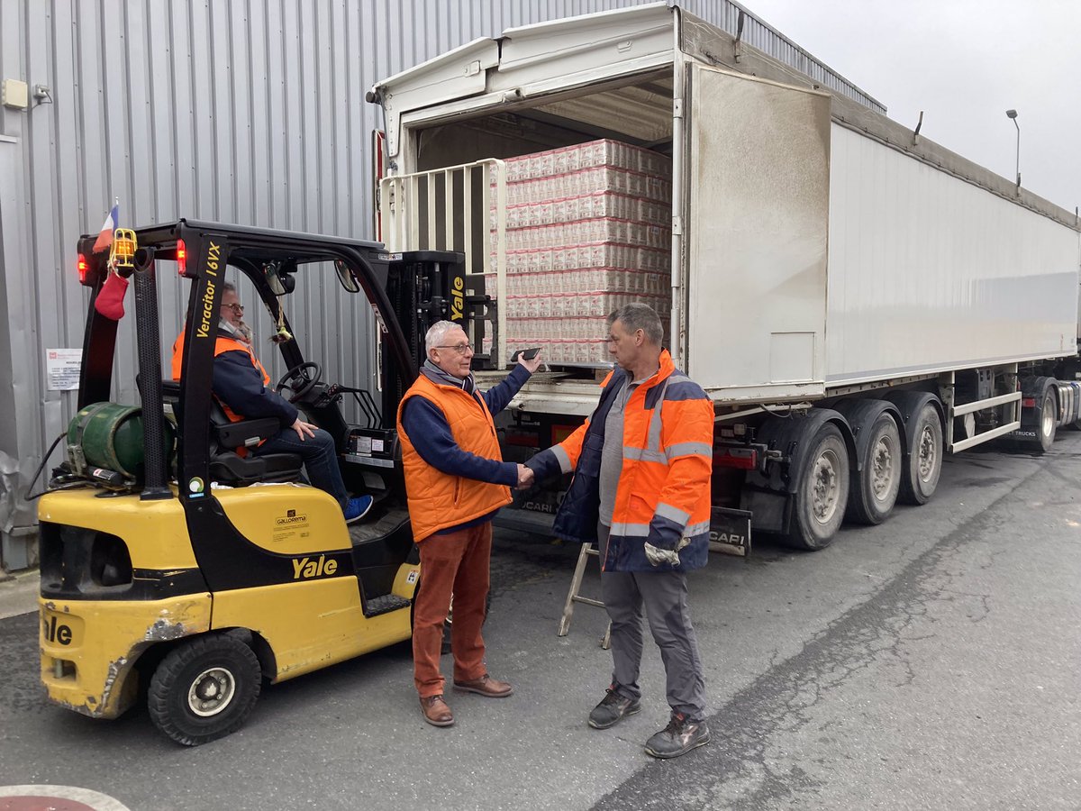 Vivescia's tweet photo. [#Solidarité] La chaine humaine et locale de solidarité VIVESCIA au service des @BanquesAlim se poursuit. Dans le cadre de notre opération don de blé, les premières livraisons de farine #Francine ont eu lieu hier par VIVESCIA Transport à la @BanqueAlim51 et à @ArdennesBanque 👏 https://t.co/L7FyHwf9B6