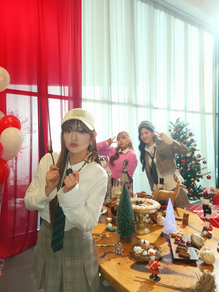 cignature_J9's tweet photo. C9 캐롤 나왔다아아아~~~😆💙
귀여운 언니들이랑~~😍

#시그니처 #cignature #세미 #Semi https://t.co/lxkJYHmoiJ