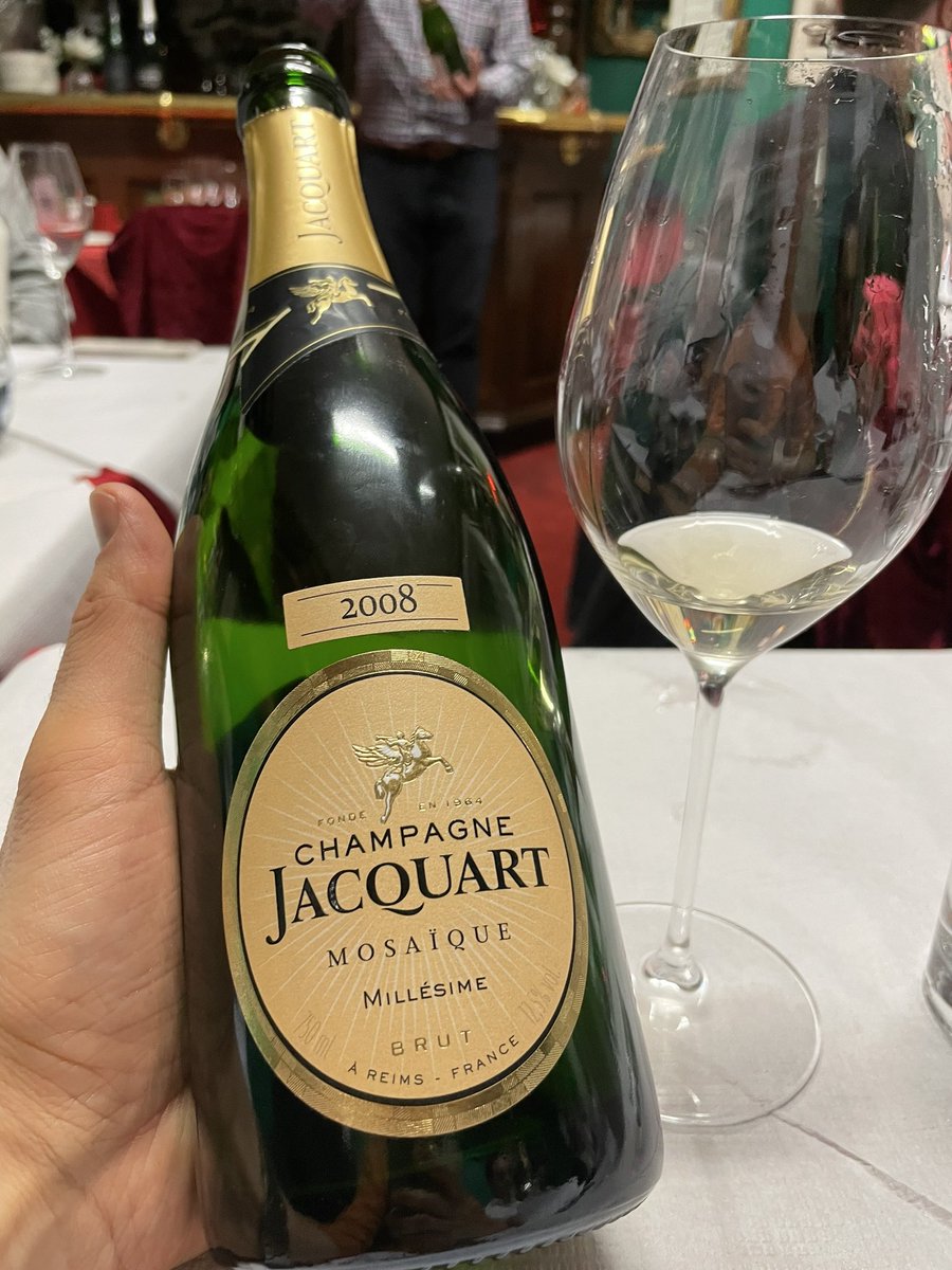 2008 vs 1996 🍾  Two excellent Champagne vintages proved themselves again 😍