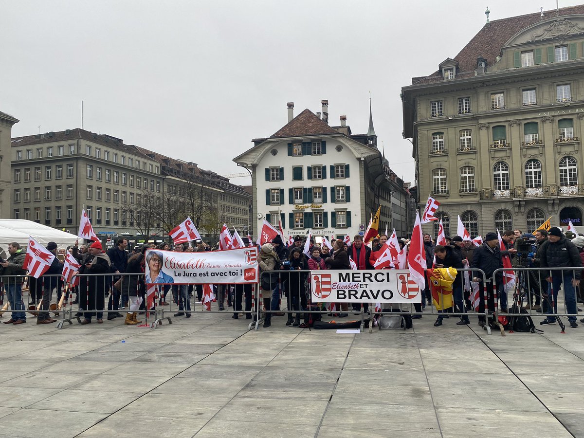 „Elu Elisabeth“ singen sie auf sem Bundesplatz. Der Jura erhält mit Elisabeth Baume-Schneider seine erste Bundesrätin #Bundesratswahlen
