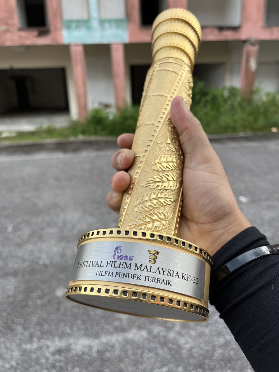 hurrsfei's tweet photo. So we won the award for Best Short Film at Festival Filem Malaysia Ke-32. Alhamdulillah! #ffm32 #feiskproductions https://t.co/wPVK5yy9la