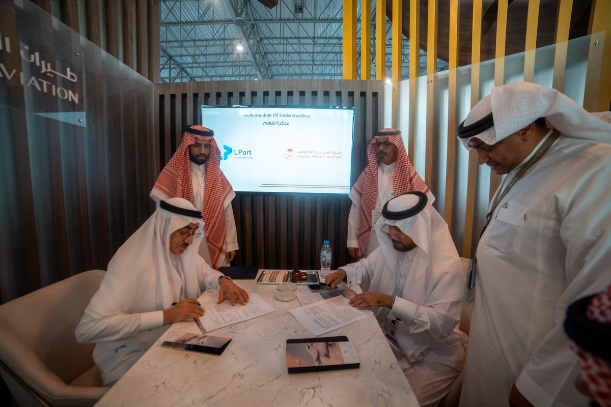 SaudiaGroup's tweet photo. #طيران_السعودية_الخاص و (LPort) توقعان مذكرة تفاهم لتطوير الخدمات المقدمة للضيوف.

🔗| https://t.co/3MCLpRtgIJ https://t.co/G306CTX3vg