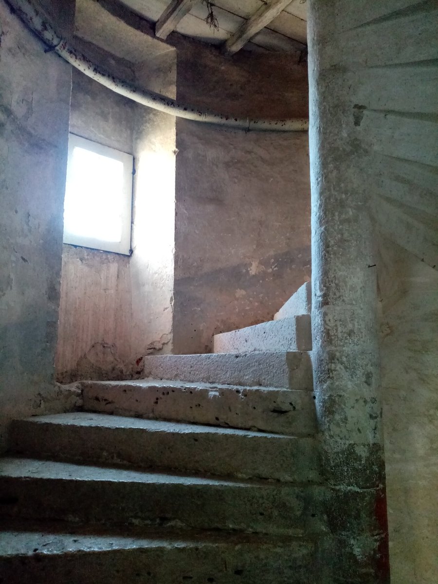 Des routes d'inspection comme des journées du patrimoine. Ce matin, l'école est dans un château... Le professeur est une princesse...de la pédagogie bien sûr 😉🌻 !