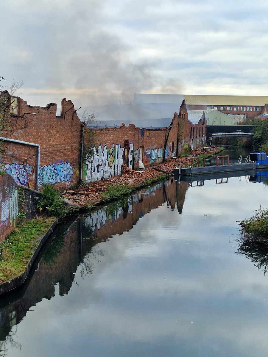 Navigation &amp; Towpath remains closed between Horseley Fields Bridge &amp; Walsall Street Bridge on the old main line canal due to a unsafe &amp; collapsing boundary wall. 
Visit canalrivertrust.org.uk/notices/23844-… for further updates

<a href="/CRTWestMidlands/">Canal & River Trust West Midlands</a> <a href="/CRTBoating/">Canal & River Trust Boating</a> <a href="/WolvesCouncil/">Wolves Council</a>