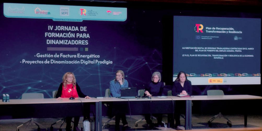 empleo_SEPE's tweet photo. 📸 El SEPE presenta en Ciudad Real el proyecto ‘Alfabetización digital para mujeres contratadas en el marco del Plan de Fomento del Empleo Agrario’ #PROFEA @P_Recuperacion 

🔷 Más información 👉 https://t.co/0yAAAFhe2Q https://t.co/L4hg3SWmnt