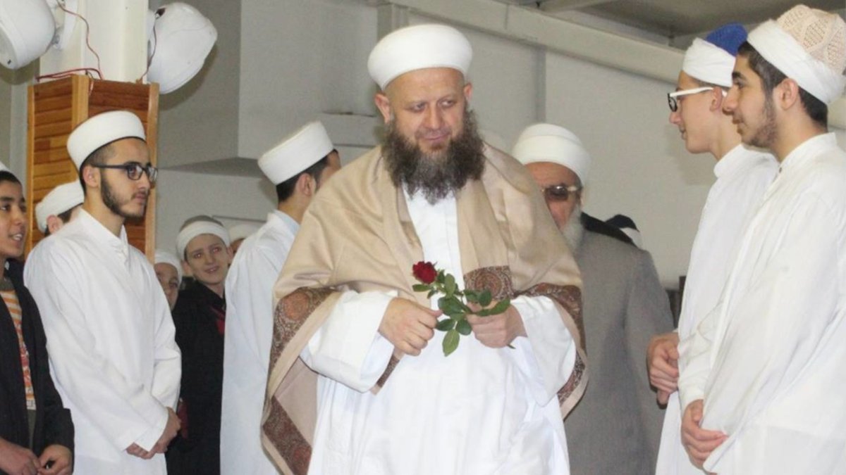 📌6 yaşındayken 29 yaşındaki bir müritle evlendirilen İsmailağa Tarikatı liderlerinden Ziya Gümüşel’in kızının 14 yaşındayken şikayette bulunduğu, başlatılan soruşturmada kemik yaşı testine cemaatten 21 yaşındaki başka bir kadın sokularak olayın örtbas edildiği ortaya çıktı.