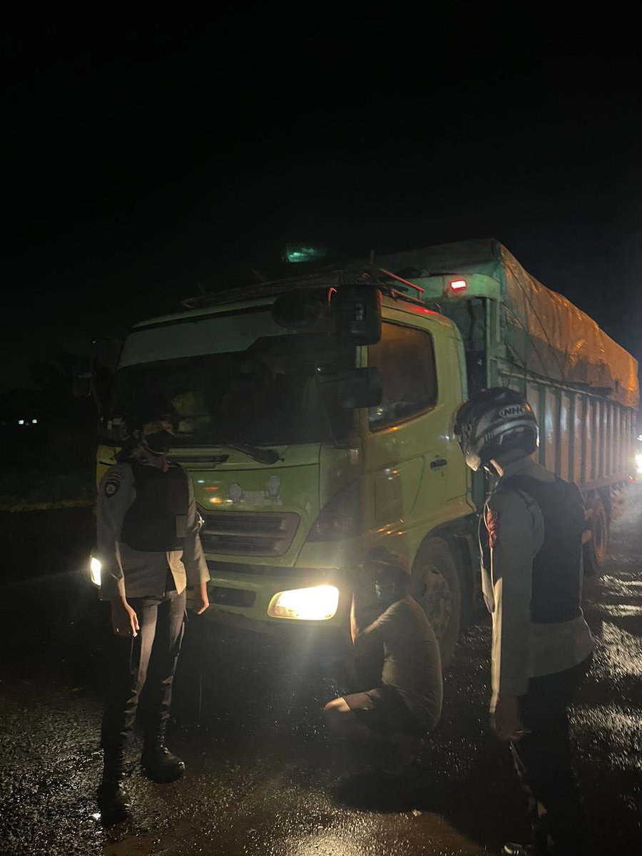 dwiseptiaa28's tweet photo. Personil SatSamapta Polres Banyuasin Polda Sumsel, melaksanakan giat Patroli BEDALU (Bhayangkara Selalu ada Untukmu) memberikan pelayanan keamanan masyarakat

#kapoldasumsel
#poldasumsel 
#kapolresbanyuasin
#polisibanyuasin 
#polresbanyuasin 
#quickwinspolresbanyuasin https://t.co/gEK4uPqo48