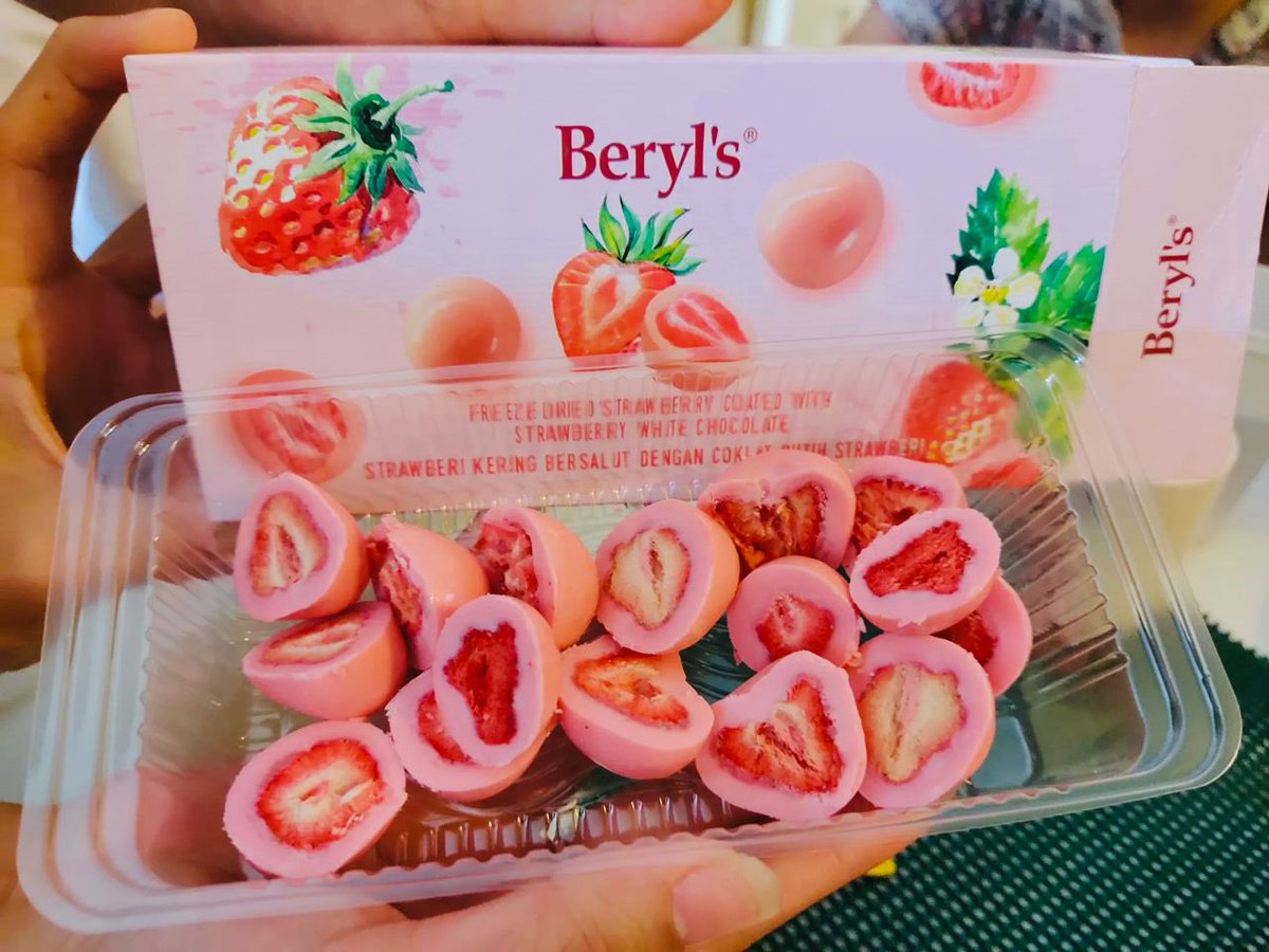 theiceraf's tweet photo. Strawberry lovers, good news utk korang 🍓🍓‼️

Serious sedap giler coklat Beryls ni! Ada strawberry chunk pulak tu dalam dia, lepastu coklat ni melt dalam mulut. Perghhh sedap teroks 🤤 https://t.co/hyB339nzkU