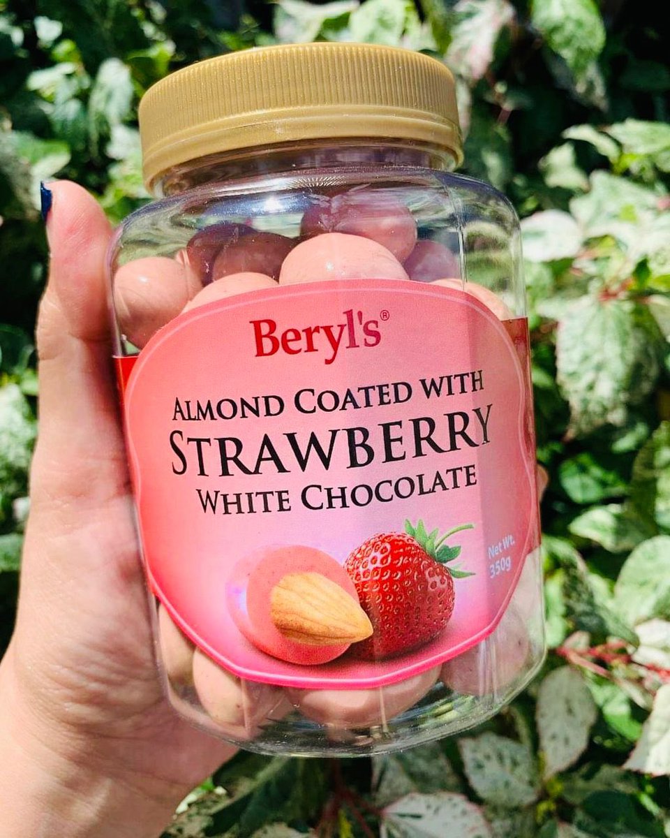 theiceraf's tweet photo. Strawberry lovers, good news utk korang 🍓🍓‼️

Serious sedap giler coklat Beryls ni! Ada strawberry chunk pulak tu dalam dia, lepastu coklat ni melt dalam mulut. Perghhh sedap teroks 🤤 https://t.co/hyB339nzkU