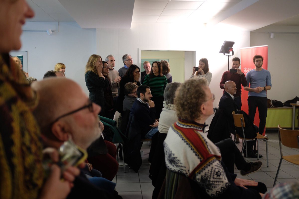 HannaLinaGirard's tweet photo. Die Enttäuschung ist mit Händen zu greifen. #spbasel #evaherzog #bundesratswahlen https://t.co/QBOThP3APt