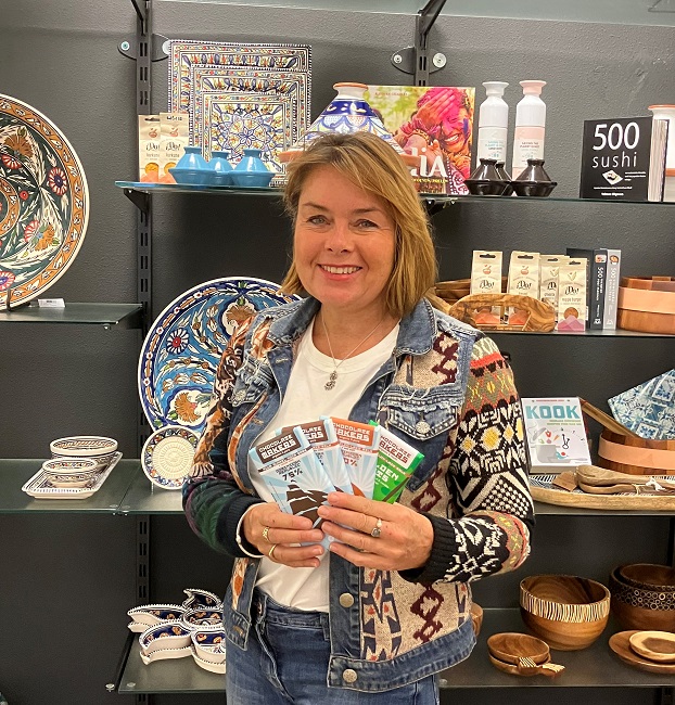 Vandaag is het de Dag van de Vrijwilliger. Zoetermeer voor Elkaar en de gemeente hebben een bedankactie georganiseerd om Zoetermeerse vrijwilligers te bedanken voor hun inzet. Yvette Feeke, voorzitter van de Wereldwinkel Zoetermeer, regelde 8000 bedankjes voor de vrijwilligers.