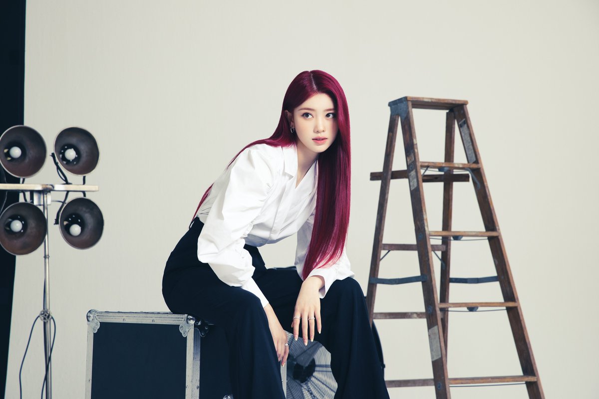 kimllope's tweet photo. 221207 유니버스 COVER GIRL #샤오팅 https://t.co/fveMERrTMN