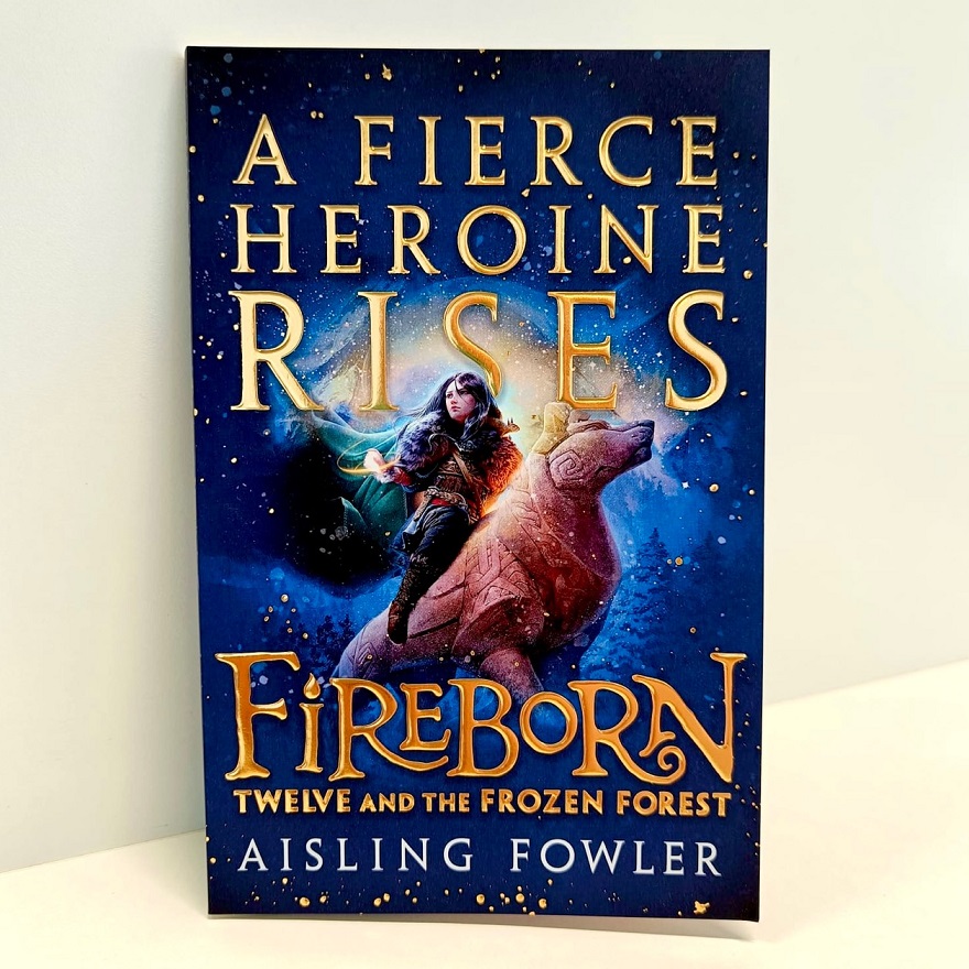 We have ten class sets (30 copies) of these gorgeous samplers of Fireborn @fowler_aisling to give away, thanks to @HarperCollinsCh. If you'd like a set, comment, RT & follow. Closes today (7th Dec) at 9pm. UK only. Winners will be contacted. readingzone.com/authors/aislin…