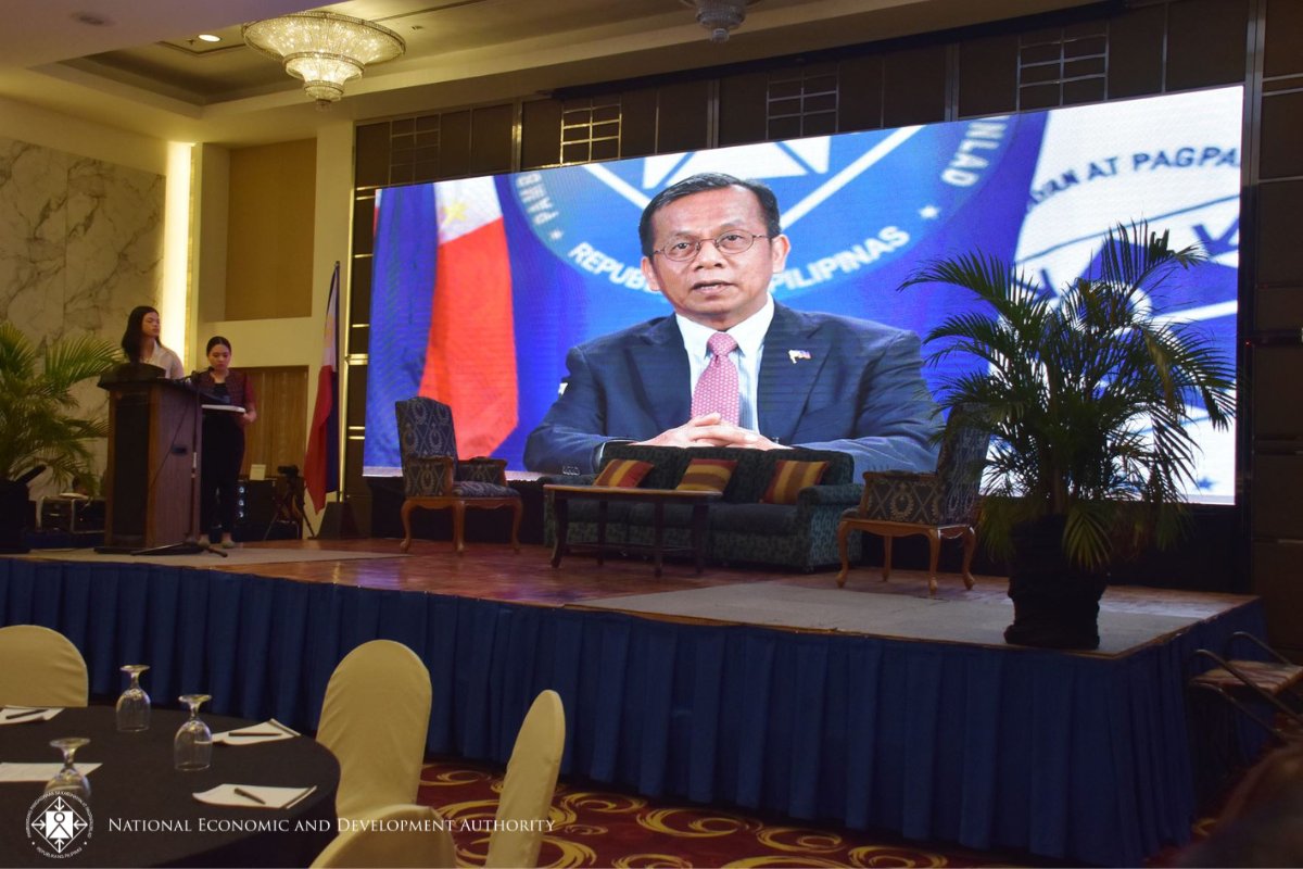DEPDevgovph's tweet photo. IN PHOTOS: As part of its commitment to improve and scale up the monitoring and evaluation (M&amp;E) initiatives in the country, the National Economic and Development Authority (NEDA), in partnership with the @UNDPPH  held the 9th M&amp;E Network Forum event last November 28, 2022. https://t.co/TTx6jvewFS