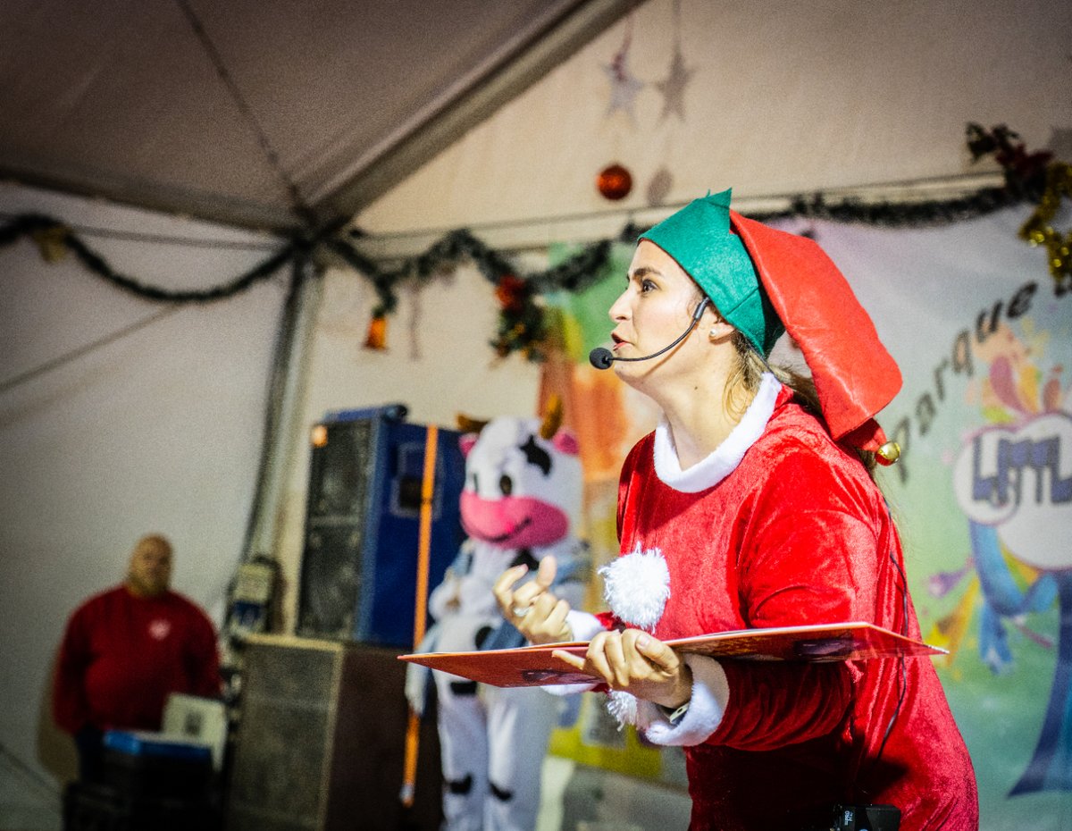 AytoRoquetas's tweet photo. 📖 Nuestros cuentacuentos nos han hecho viajar con el teatro interactivo 'Cuentos al revés' para dar paso a una divertida actuación musical, todo dentro de la multitud de actividades en #LittlePark.
⏩ Consulta la programación de estas navidades en 👉 https://t.co/pQN0eBEFUe https://t.co/adGdjSWTfC