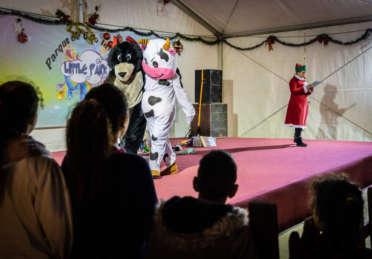 AytoRoquetas's tweet photo. 📖 Nuestros cuentacuentos nos han hecho viajar con el teatro interactivo 'Cuentos al revés' para dar paso a una divertida actuación musical, todo dentro de la multitud de actividades en #LittlePark.
⏩ Consulta la programación de estas navidades en 👉 https://t.co/pQN0eBEFUe https://t.co/adGdjSWTfC