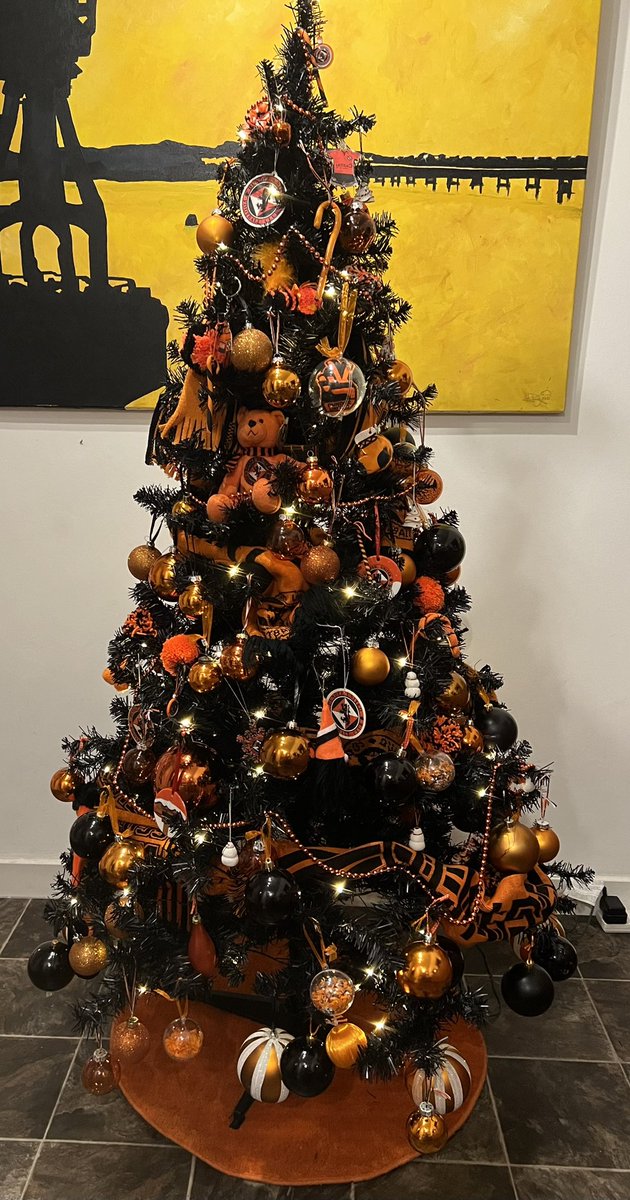 mixudesign's tweet photo. Tree done! Merry Xmas Arabs! @dundeeunitedfc  #dufcxmas https://t.co/qUlKntrCBq