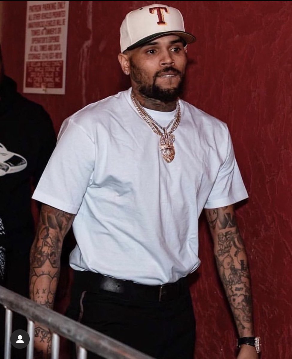 varelarts's tweet photo. Chris Brown x Varelarts 🙏🏾✨I had a dope opportunity to design @chrisbrown chain 🚀 ✨ https://t.co/3mRvkOFRI1