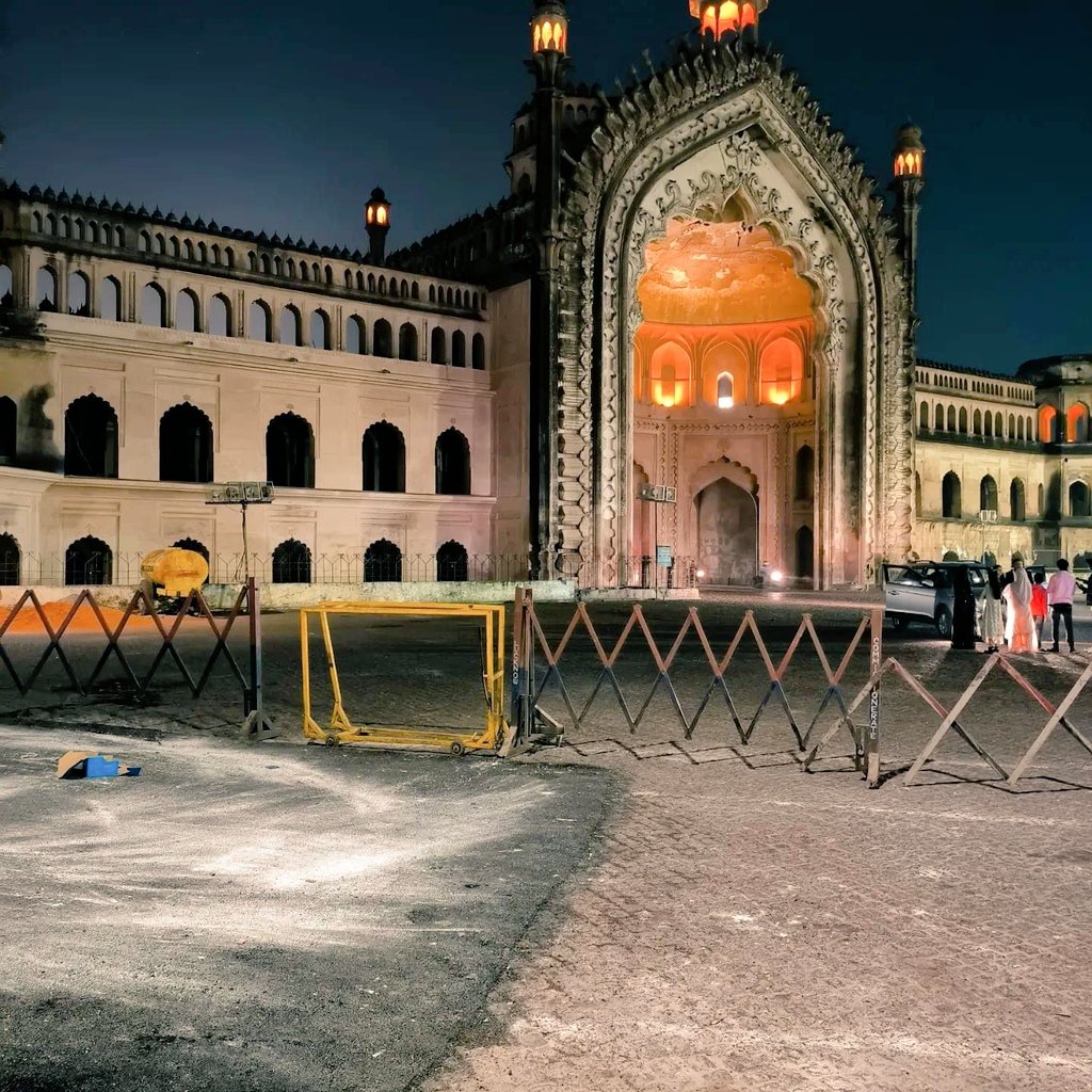 myvakil's tweet photo. Happy to inform that the traffic movement from #RumiGate has stopped from today. This was our long pending demand, reiterared recently, and was much needed in view of the ever increasing and visibly apparent crack on the central arch of this majestic monument.Over to @LucknowASI https://t.co/HmhievYiiw