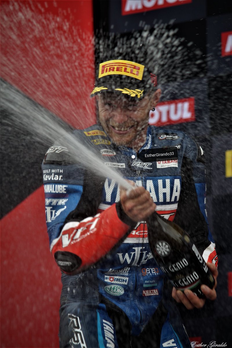 EstherGirando33's tweet photo. Este será uno de los mejores recuerdos de Estoril, sin duda alguna.
Ver como @kylesmithracing subía al podio, como peleó por él... ¡Menuda ilusión!
¡Cómo se les quiere! Son un encanto de familia 🥰❤️
#WSBK #SSP #WorldSBK https://t.co/flUMZ5G5PJ
