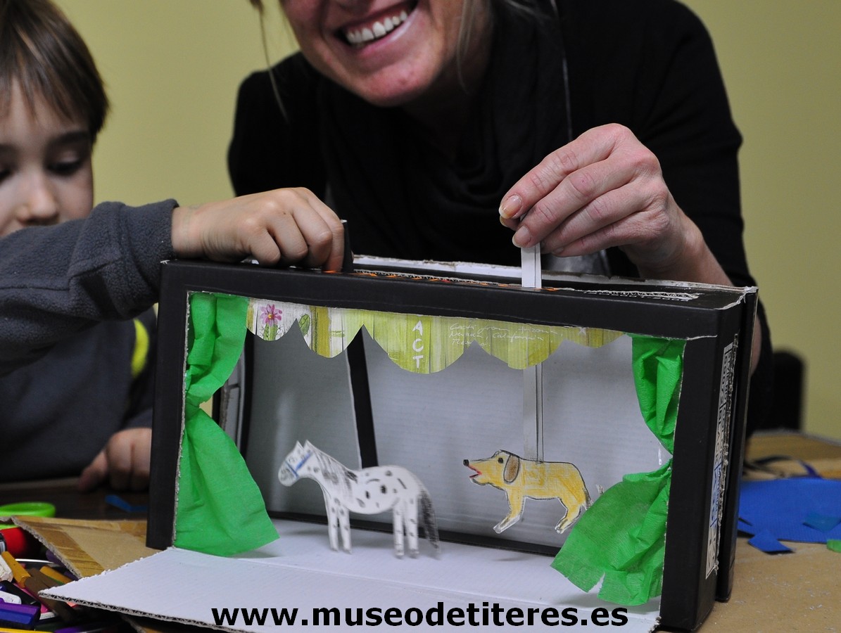 HAZ un TEATRO de PAPEL
(taller para hacer en familia)
Domingo 11 a las 18:00 h.
tragaluz.info/taller-haz-un-…