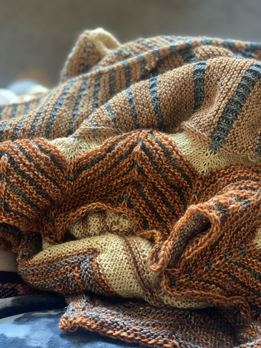 Just weaving in the ends on my massively tweaked Twists &amp; Turns shawl.. the shape’s a bit ick so I’m hoping it’ll block out well. Fingers and toes crossed. If it doesn’t I’m going to pretend it never existed 🤣

#KnittingTwitter