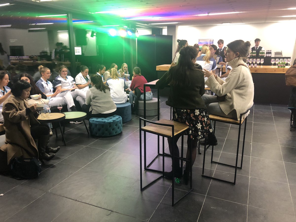 UZLeuvenNursing's tweet photo. Wij genoten van de vele ontmoetingen en het speeddaten tijdens het #jobevent #verpleegkunde @UZLeuven. Was jij erbij en maakte je kennis met onze #ambassadeurs Lize Vervoort, Nand Ketele, @CelineDejonghe @Laurevanh13 en @KellyEynde? Tot binnenkort als collega #grensverlegger. https://t.co/csTFNpPO2O