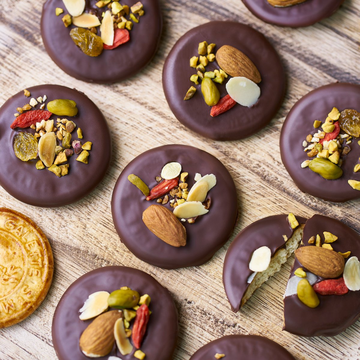 Utilisez nos galettes au bon beurre pour préparer de délicieux mendiants à offrir à votre entourage ! 🥰
.
.
#galette #recette #ideecadeau #diy #ecole #famille #chocolatlover