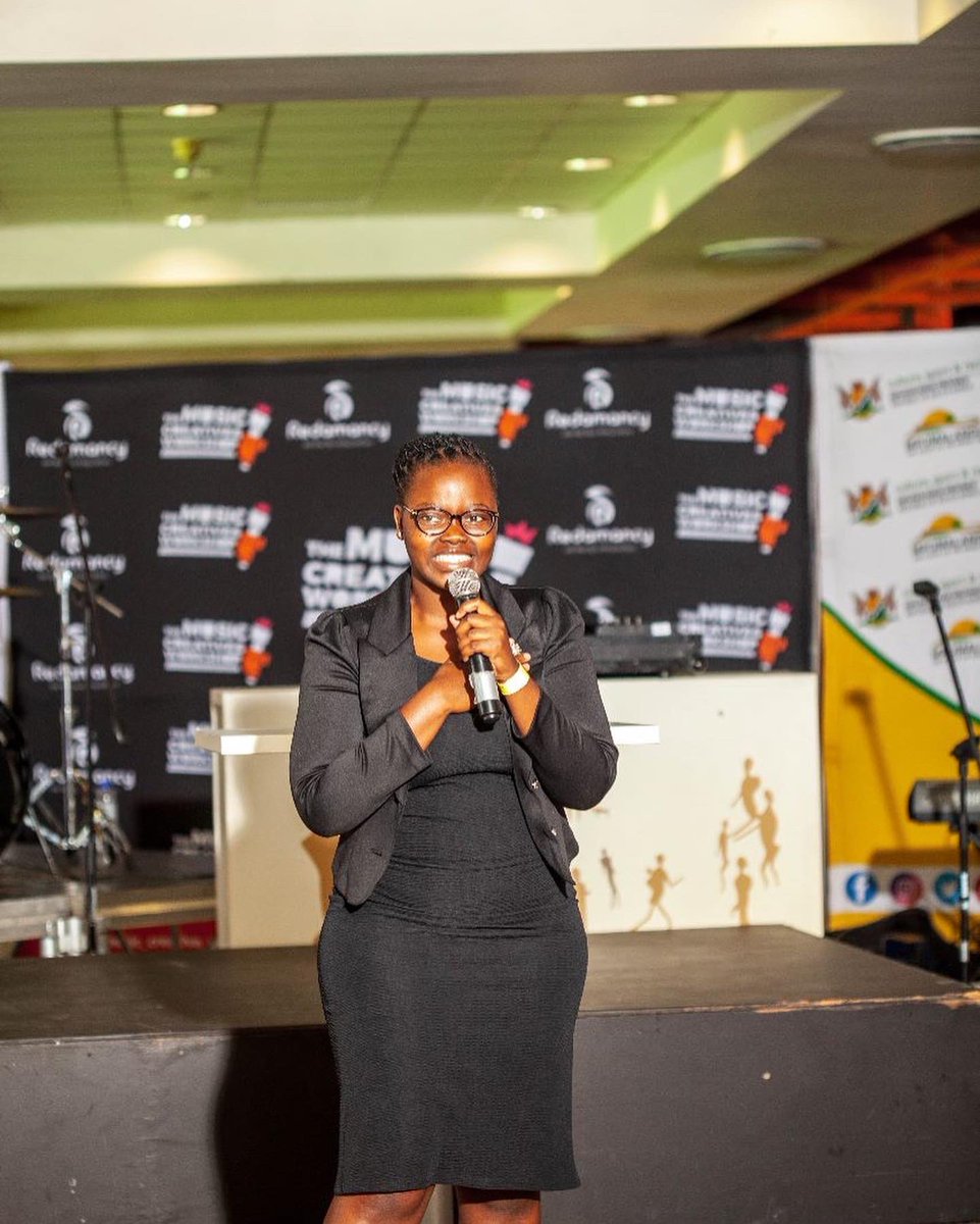music_creatives's tweet photo. Poetry Open Mic Session 🎵🎵. 
Poets are showcasing their skills and talents on stage 🔥🔥👌

#WeAreMusic #TMCW2022 https://t.co/8s7nH3FHlj
