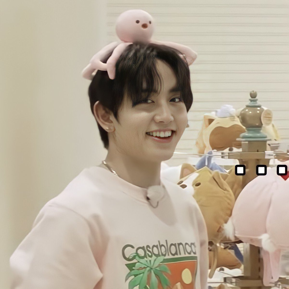 mashiclovers_'s tweet photo. Mashiho and Matetsu with pink octopus haha 💜 https://t.co/Xc4B2nolbx