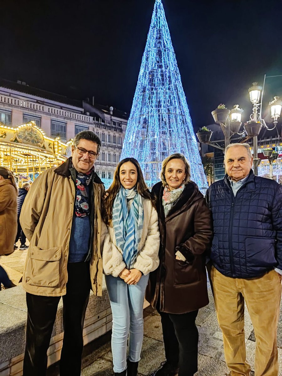 mariarueda_ofi's tweet photo. ☃️ Agradable paseo por el centro de C. Real en pleno ambiente navideño y gran compañía: 🐃 Ateneo Taurino Manchego - Antonio Espadas (presidente), Rafael Zaldívar y Ana Muñoz

💃🏻🎤 De los primeros que me dieron una oportunidad  y les estaré AGRADECIDA siempre por seguir confiando https://t.co/P4gF94ikRy