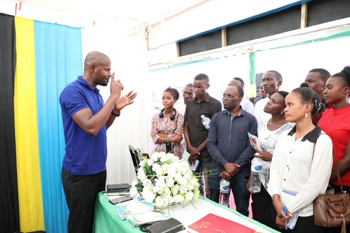 OMashtaka's tweet photo. Wadau mbalimbali pamoja na wakazi wa Jiji la Dodoma wakiendelea kupata elimu juu ya masuala mbalimbali ya kisheria kutoka kwa Mawakili wa Ofisi ya Taifa ya Mashtaka kwenye Wiki ya Maadhimisho ya Siku za Maadili na Haki za Binadamu Kitaifa yanayofanyika Jijini Dodoma https://t.co/gfQXpY5TFS