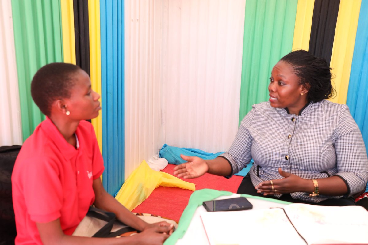 Wadau mbalimbali pamoja na wakazi wa Jiji la Dodoma wakiendelea kupata elimu juu ya masuala mbalimbali ya kisheria kutoka kwa Mawakili wa Ofisi ya Taifa ya Mashtaka kwenye Wiki ya Maadhimisho ya Siku za Maadili na Haki za Binadamu Kitaifa yanayofanyika Jijini Dodoma