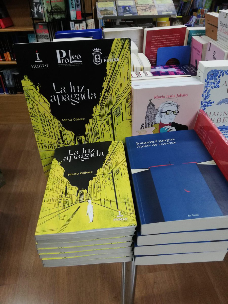 La literatura libresca tiene la suerte de acoger entre sus brazos al ya escritor fabuloso (agárrense a su excelsa prosa en <a href="/ElLibreInforma/">El Libre</a>) Manu Gálvez <a href="/ManuelGalvez033/">Manuel Galvez Giral</a>. Edita <a href="/editorialpabilo/">Pábilo Editorial</a> lo que será tendencia: su novela #LaLuzApagada (Foto desde la Librería Miraguano)