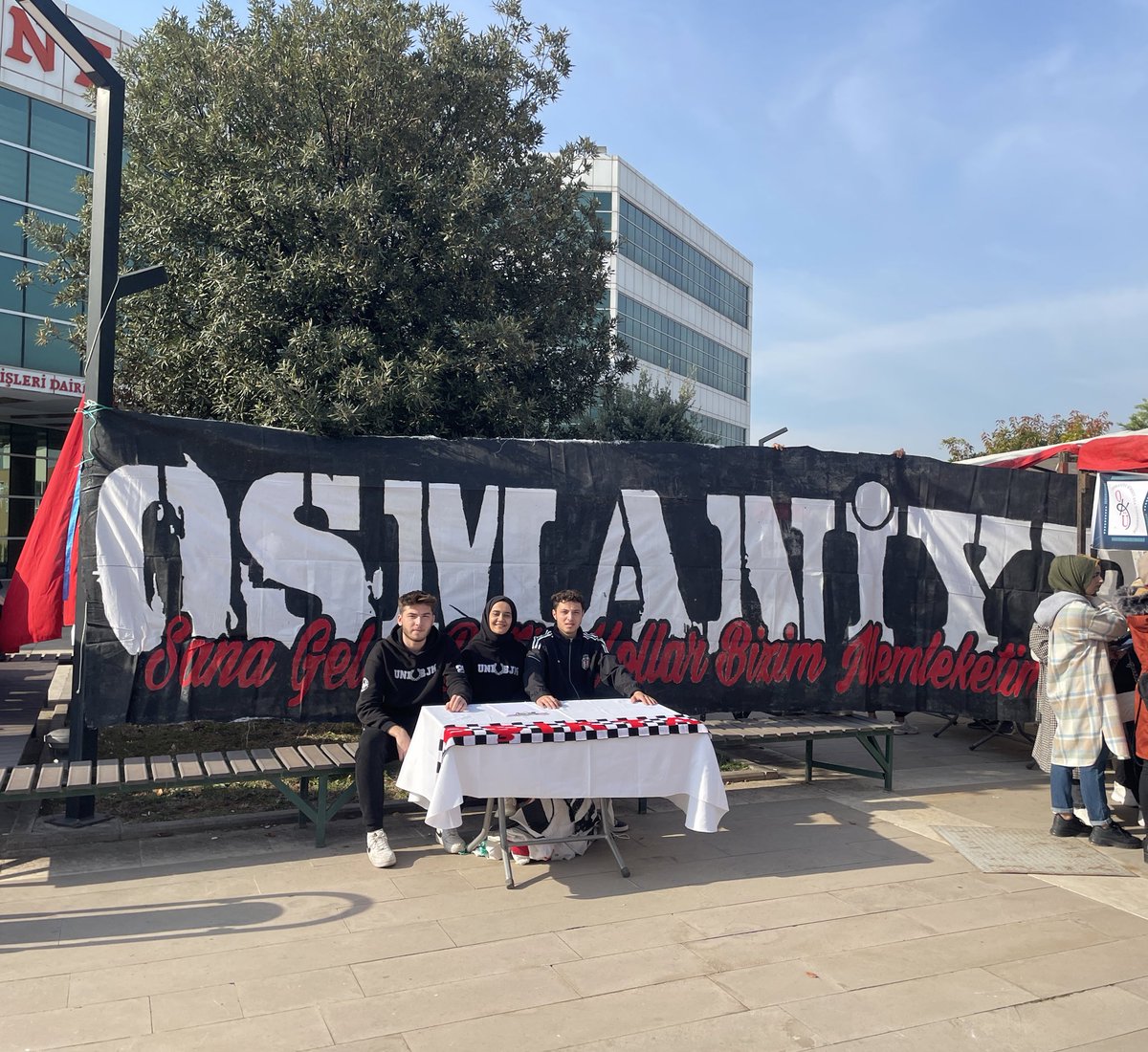 Standımızın ilk gününde OKÜ Kütüphane önündeyiz. Herkesi bekliyoruz.