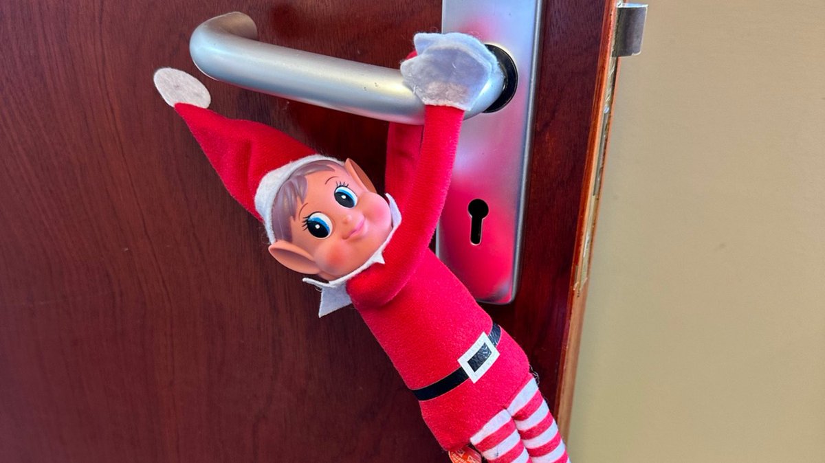 Chase_Hardware's tweet image. Break time for Elf! He’s currently enjoying his break by swinging on the door handle!

#ChaseHardware #Elf #ElfOnTheShelf #Christmas #CountdownToChristmas