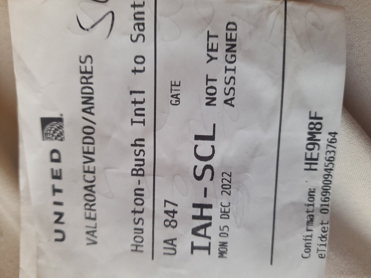 Buen dia...twitter magia....Llegue ayer en ese vuelo...busco a Don Mario Liverona..por error tengo su maleta..y pienso que él la mia...ayuda...<a href="/gonzalovalero/">Gonzalo Valero</a>