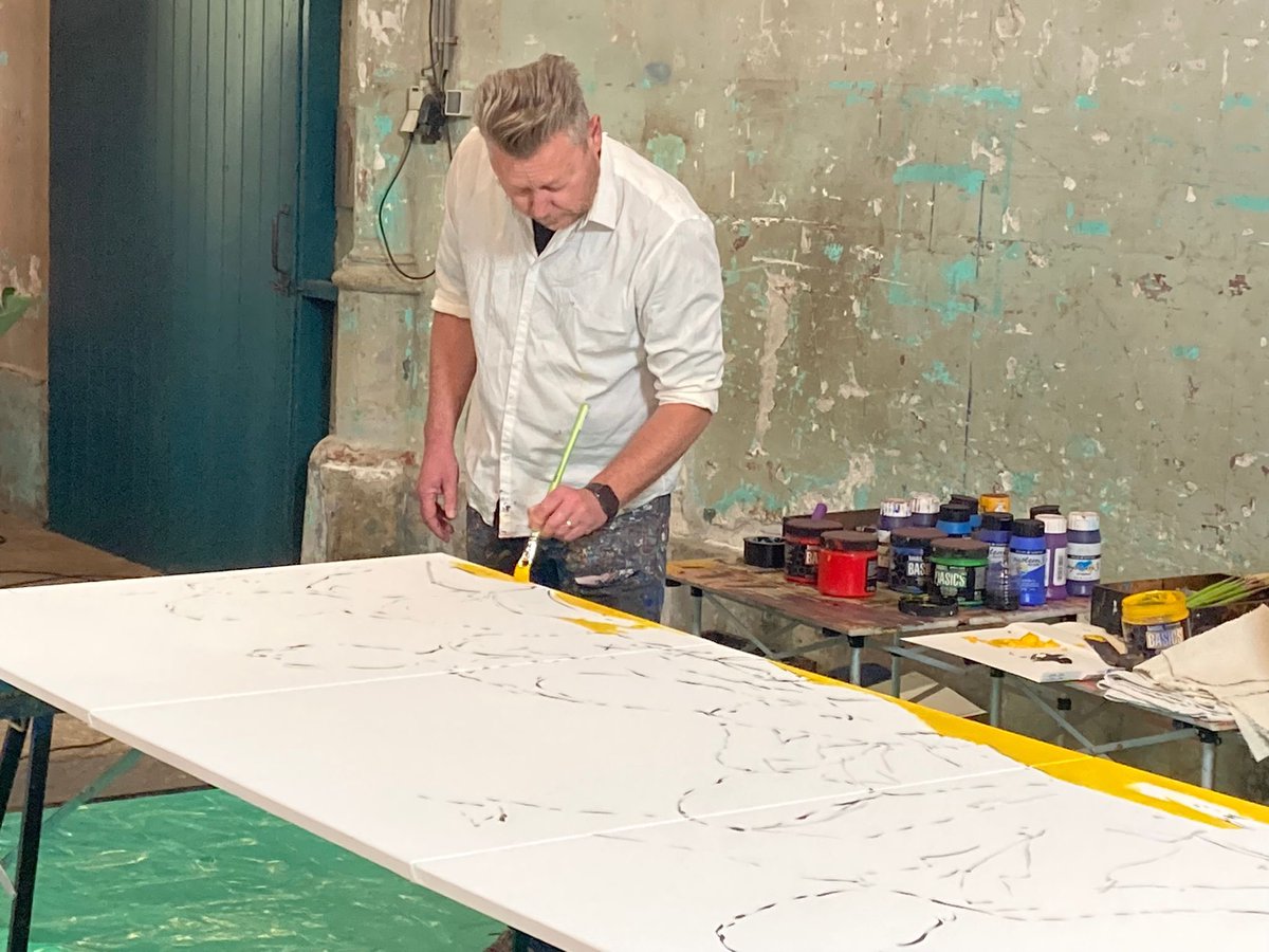 Live painter <a href="/Geoffrey_Wijn/">Geoffrey Wijn</a> is in de studio bezig met een schilderij van het MMV-congres 2022. #mmvcongres